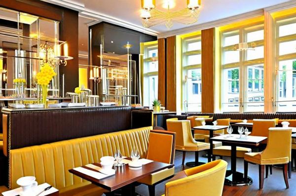 Lloyd's Cafe & Bar photo
