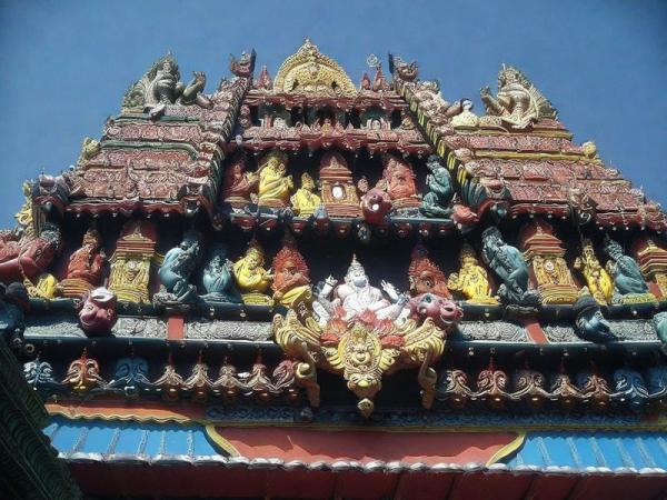 Temples nouveaux et anciens Katiresan à Colombo photo