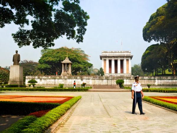 Place Badin: Mausolée, Maison et musée d'Ho Chi Minh, Palais présidentiel photo