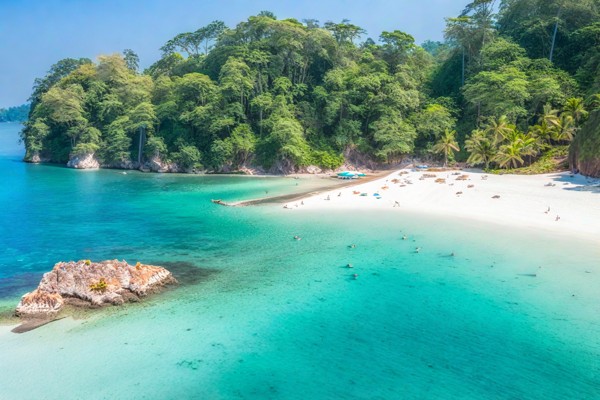 Photo de la plage de sable blanc